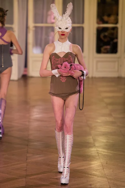 Look 30